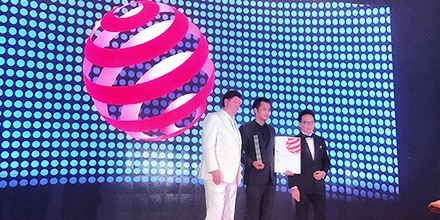 【岸峰重磅】"Halo" 智能折疊車攀頂紅點設(shè)計，斬獲2017年“紅點之星”獎?。?></p>
                            <p><br></p>
                            <p>
	熱烈祝賀岸峰工業(yè)設(shè)計斬獲
</p>
<p>
	2017年紅點概念設(shè)計至尊獎
</p>
<p>
	年度全球唯一一尊<span style=